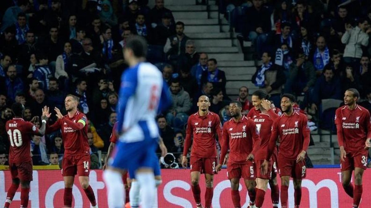 Los jugadores del Liverpool celebran uno de sus goles.