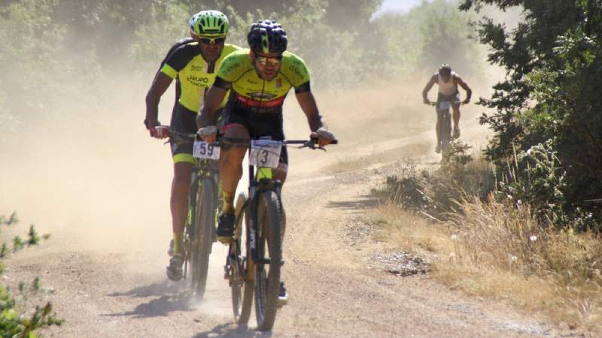 Sergio Gutiérrez (3) e Hilario Arias (59) en uno de los tramos de la carrera. BAUTISTA GUTIÉRREZ
