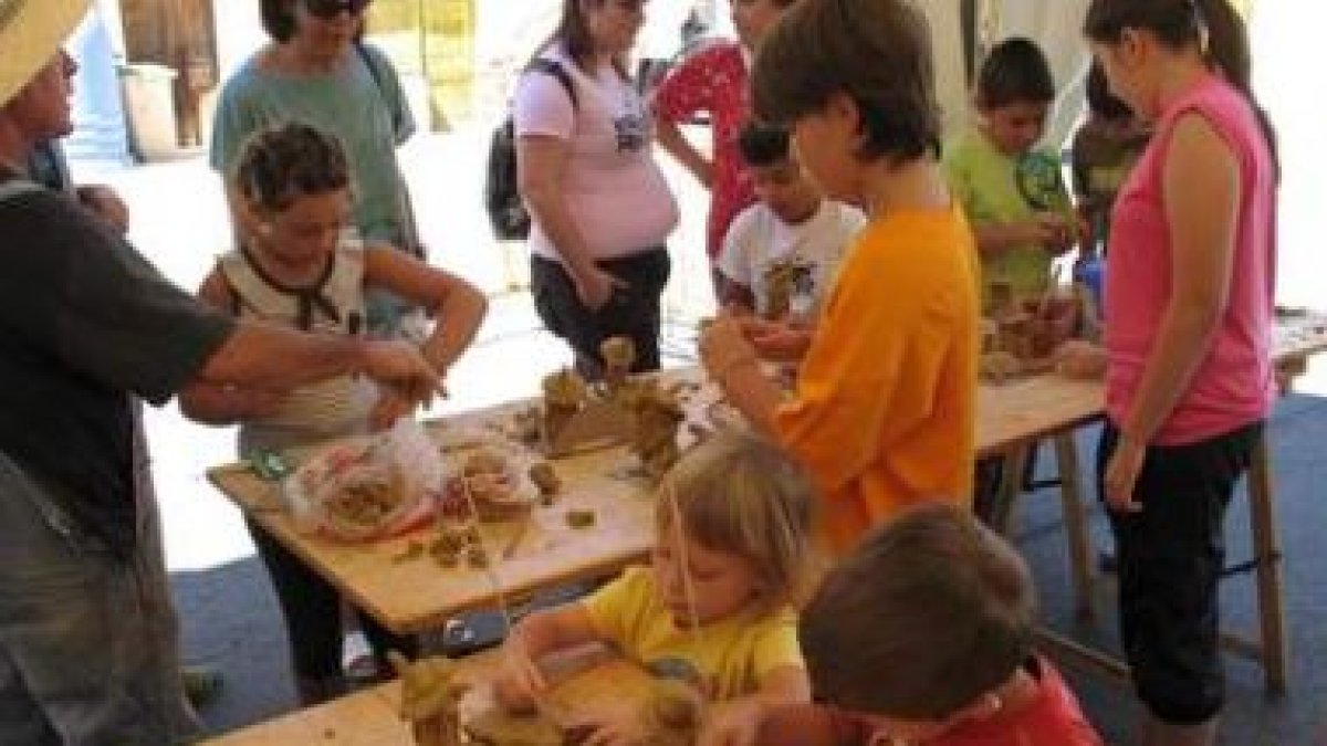 Las autoridades locales visitan el stand de «Tándem Ceramistas», tras inaugurar la feria