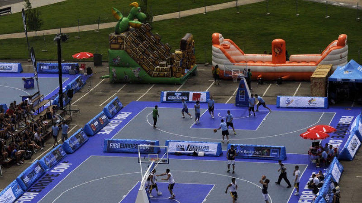 La pistas azules acogen la cita deportiva de baloncesto.