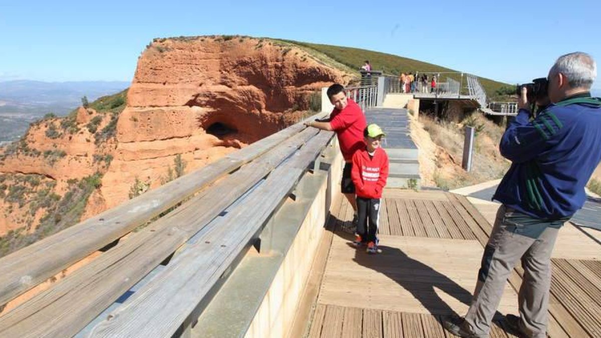 Turistas en el mirador de Orellán, dentro del municipio de Borrenes.