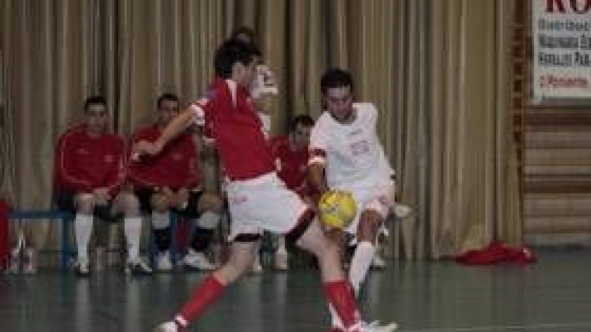 Toni (derecha) remata a la portería estradense a pesar de la oposición del jugador gallego Charly