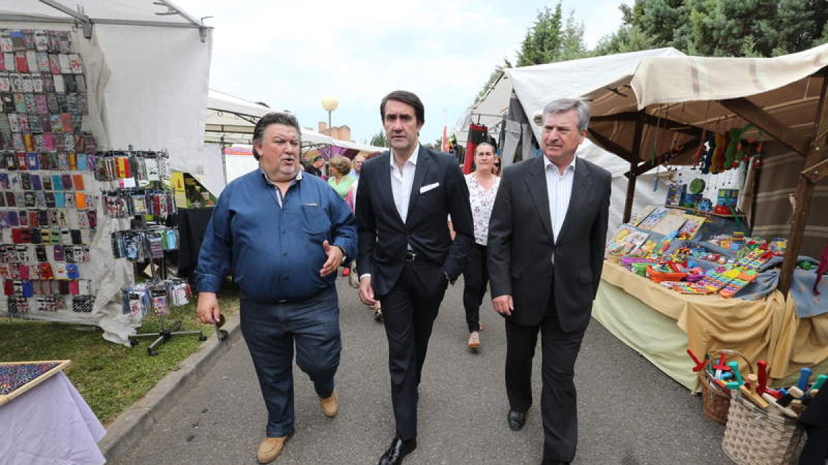 Manuel Reguera, Juan Carlos Suárez-Quiñones y Raúl Valcarce recorrieron ayer la Feria del Bierzo.