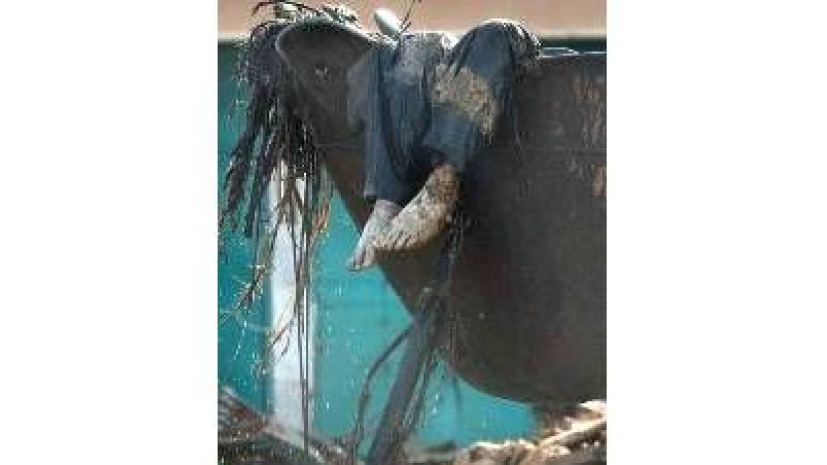 Un cadáver sin retirar en Banda Aceh, una de las zonas más afectadas