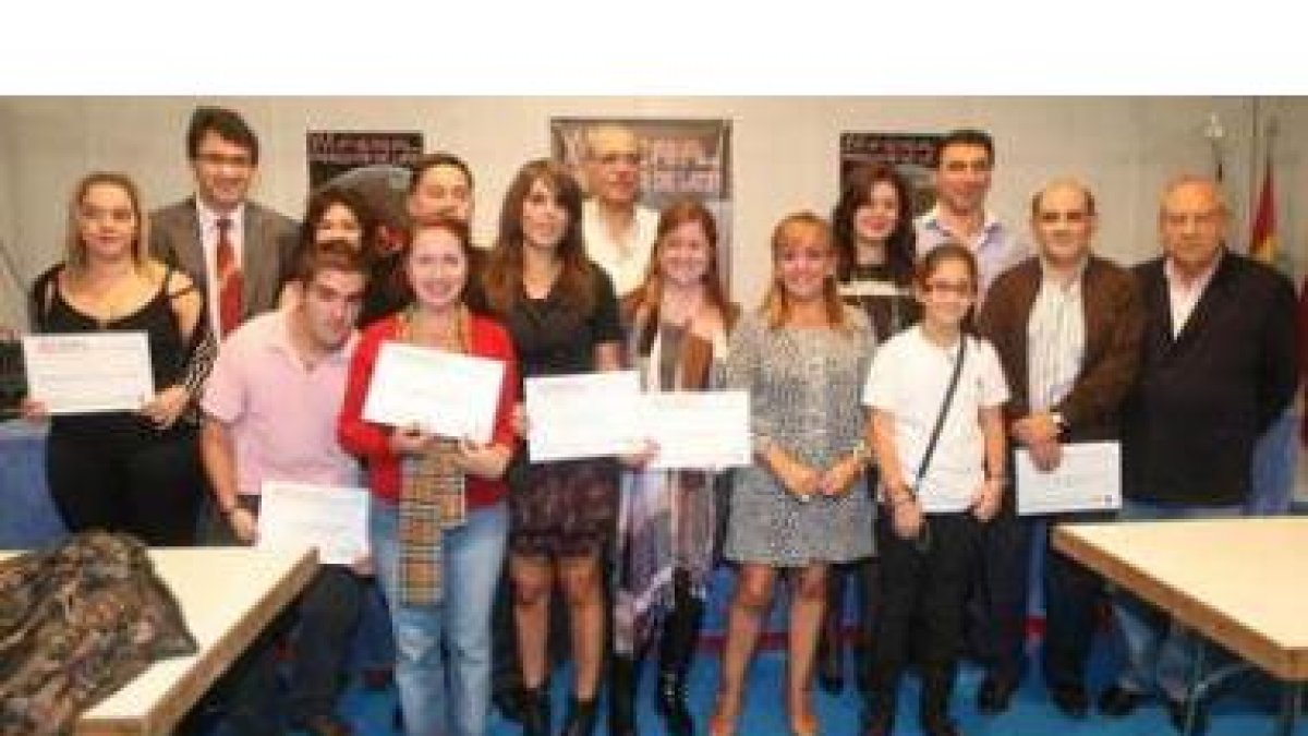 La presidenta de la Diputación, Isabel Carrasco, posa con los ganadores de los premios y varios de s