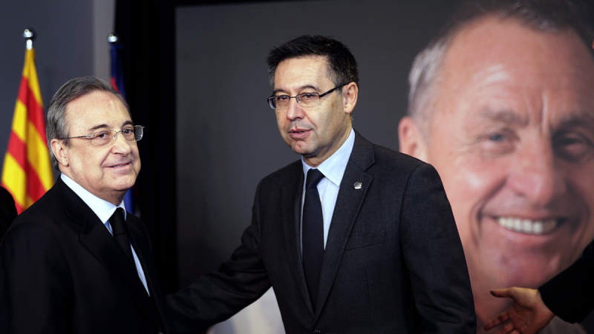 Florentino junto a Rosell en el Memorial a Cruyff que ayer abrió sus puertas en el Camp Nou como homenaje público a toda una leyenda del fútbol mundial. ESTÉVEZ/DALMAU
