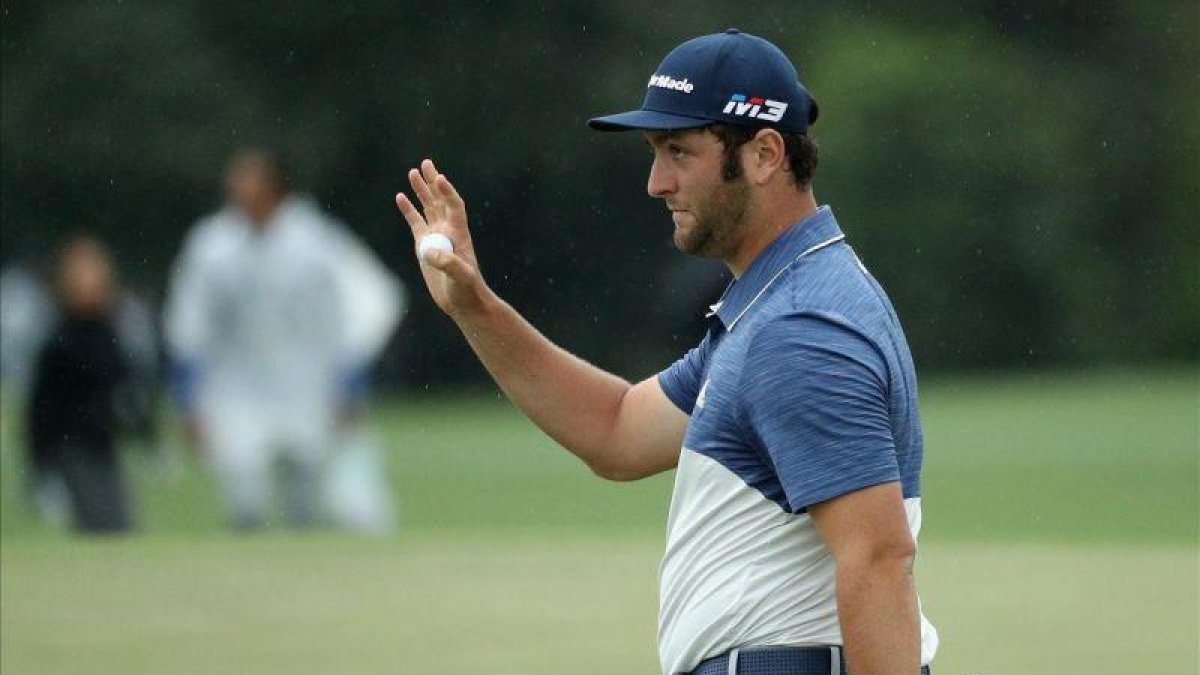 Jon Rahm saluda al público de Augusta después de patear en el hoyo 17.