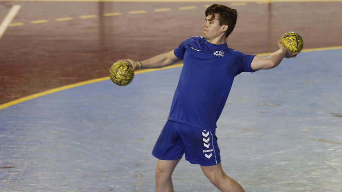 Mario López espera para debutar de nuevo con el Ademar tras más de un año lesionado. jesús