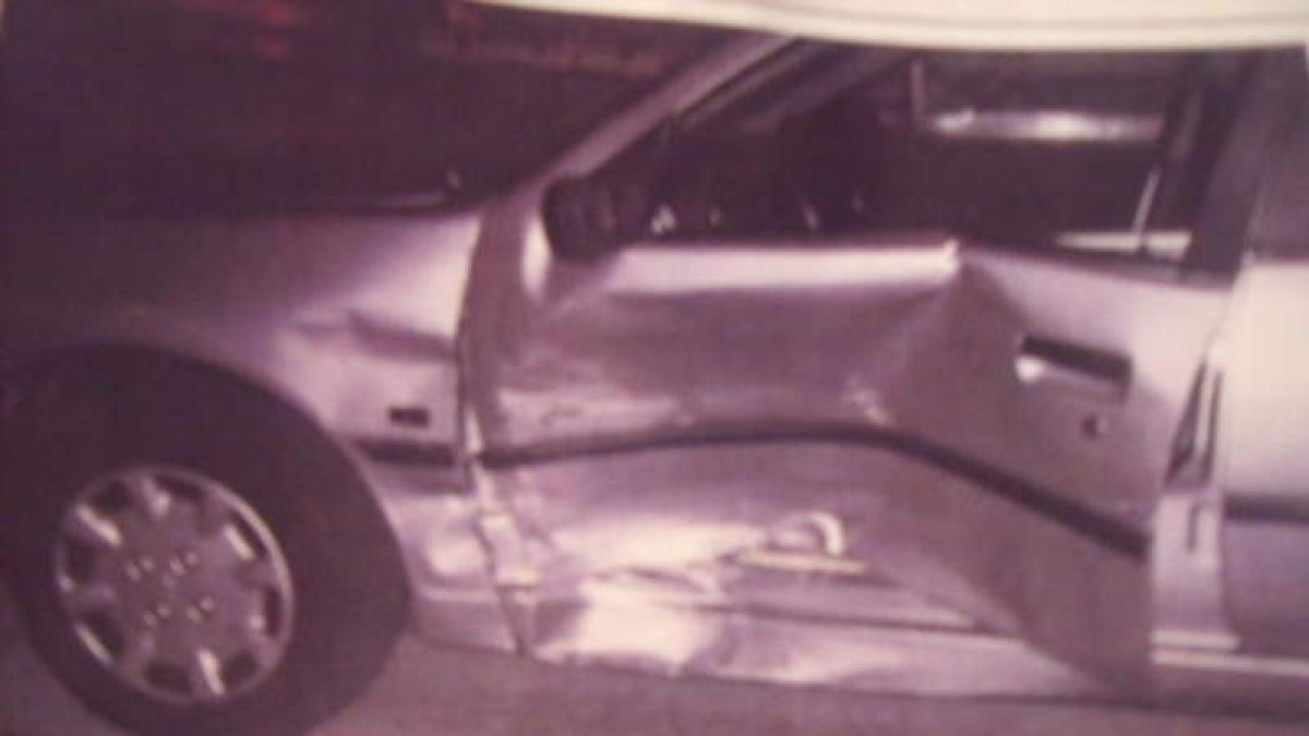 Estado en el que quedó el coche con el que colisionó el fugado.
