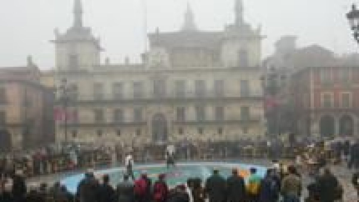 La estampa que ofreció la Plaza de San Martín fue la más típica de un corro urbano de lucha leonesa