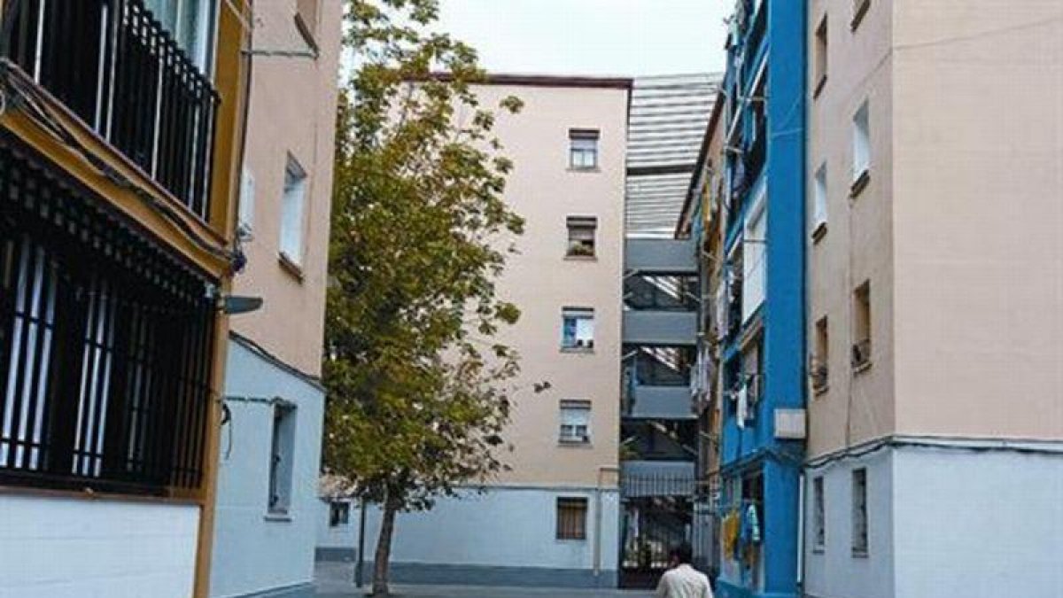 Bloques con pisos 'okupados' en el barrio de Sant Roc.