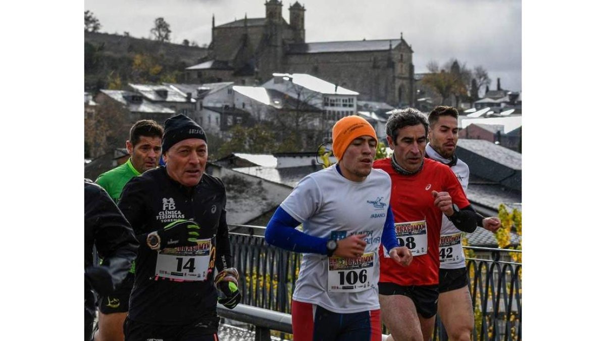 La Subida a Dragonte, de ocho kilómetros, tuvo como punto de salida Villafranca. BERNARDO REGUERA