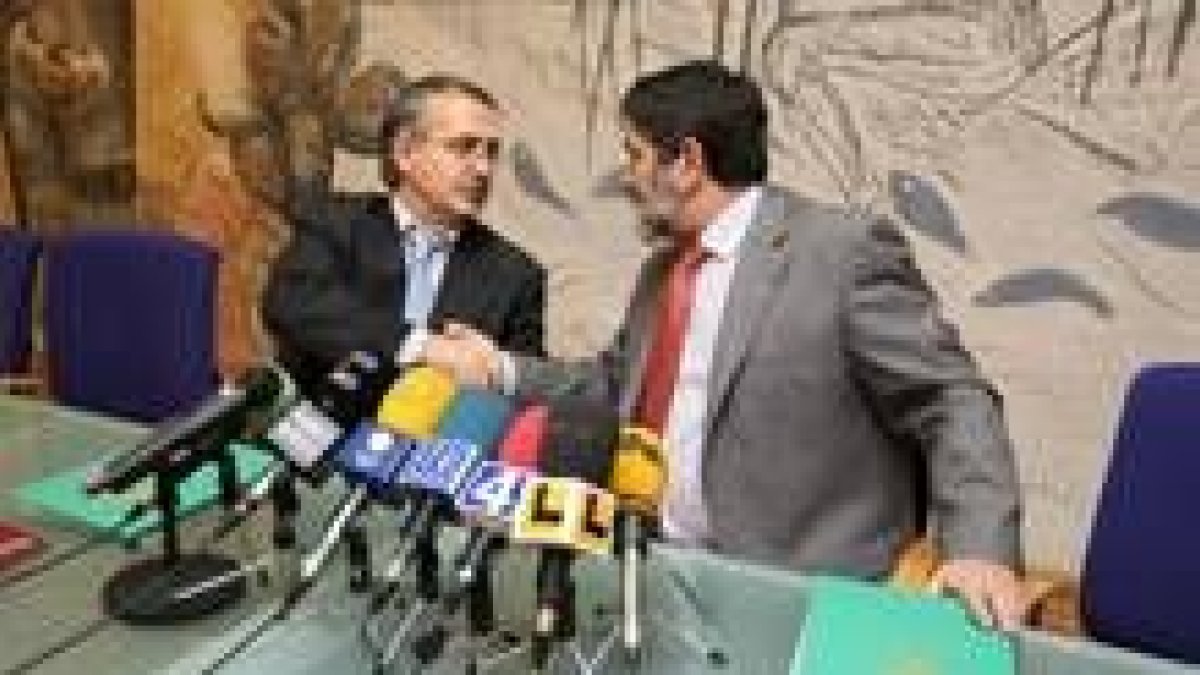 Francisco Martínez Carrión y Ángel Penas durante la firma del convenio de colaboración