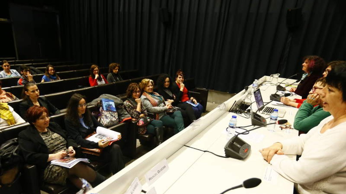 Participantes en las jornadas sobre violencia sexual que se celebró ayer en el Musac.