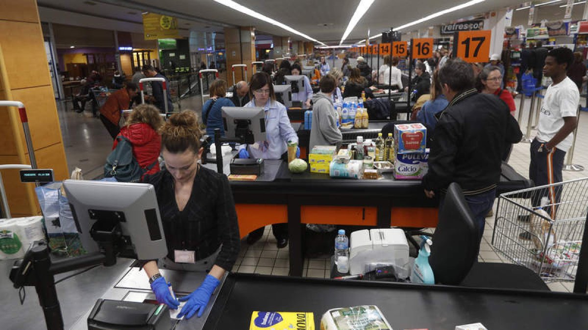 Leoneses hacen la compra en un centro comercial.