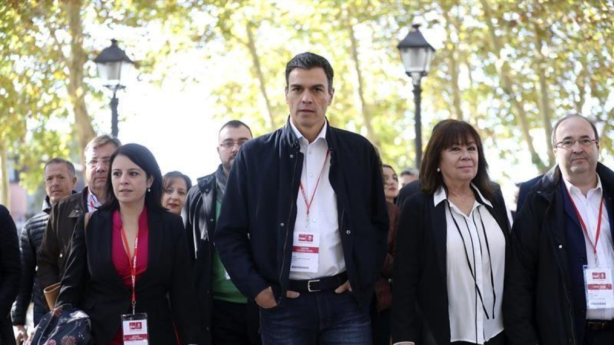 El secretario general del PSOE, Pedro Sánchez, y la presidenta, Cristina Narbona, junto a otros líderes socialistas como Adriana Lastra y Miquel Iceta, tras la celebración del Consejo de Política Federal.