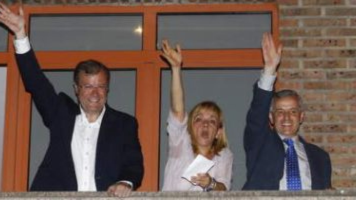 Antonio SilVán, Isabel Carrasco y Emilio Gutiérrez celebran el triunfo electoral.