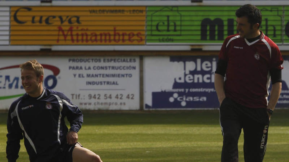 Cembranos se dirige al leonés Albertín en un entrenamiento.