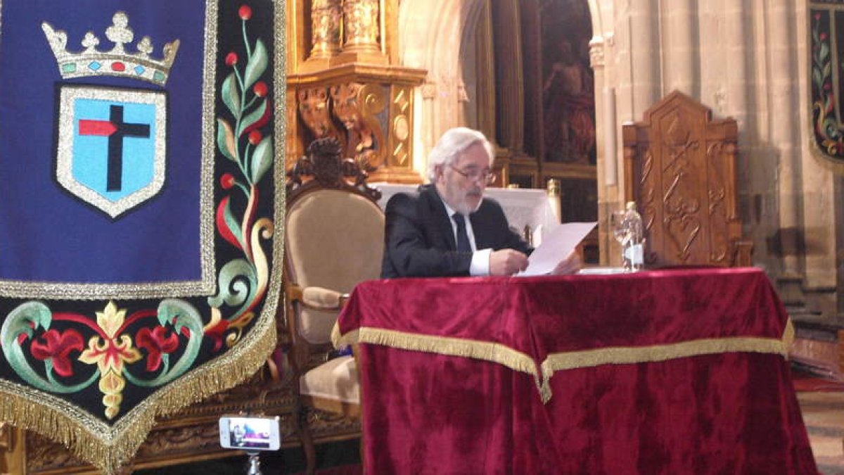 El periodista astorgano Ángel María Fidalgo da el pregón de Semana Santa en la Catedral.