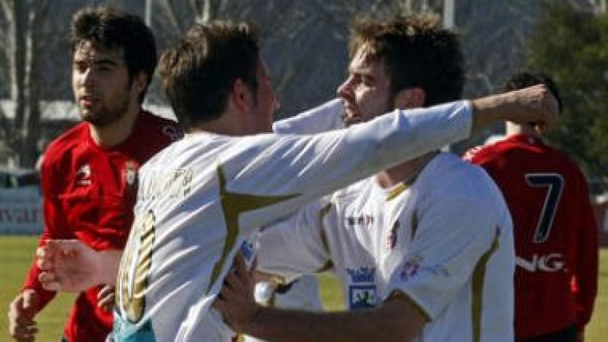 Viola, a la derecha, felicita a Quique de la Mota por materializar el gol del empate al transformar