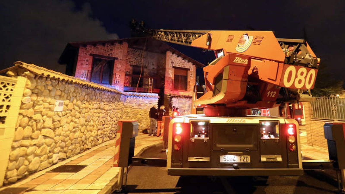 Uno de los últimos incendios que devastó una vivienda de San Andrés del Rabanedo. MARCIANO PÉREZ
