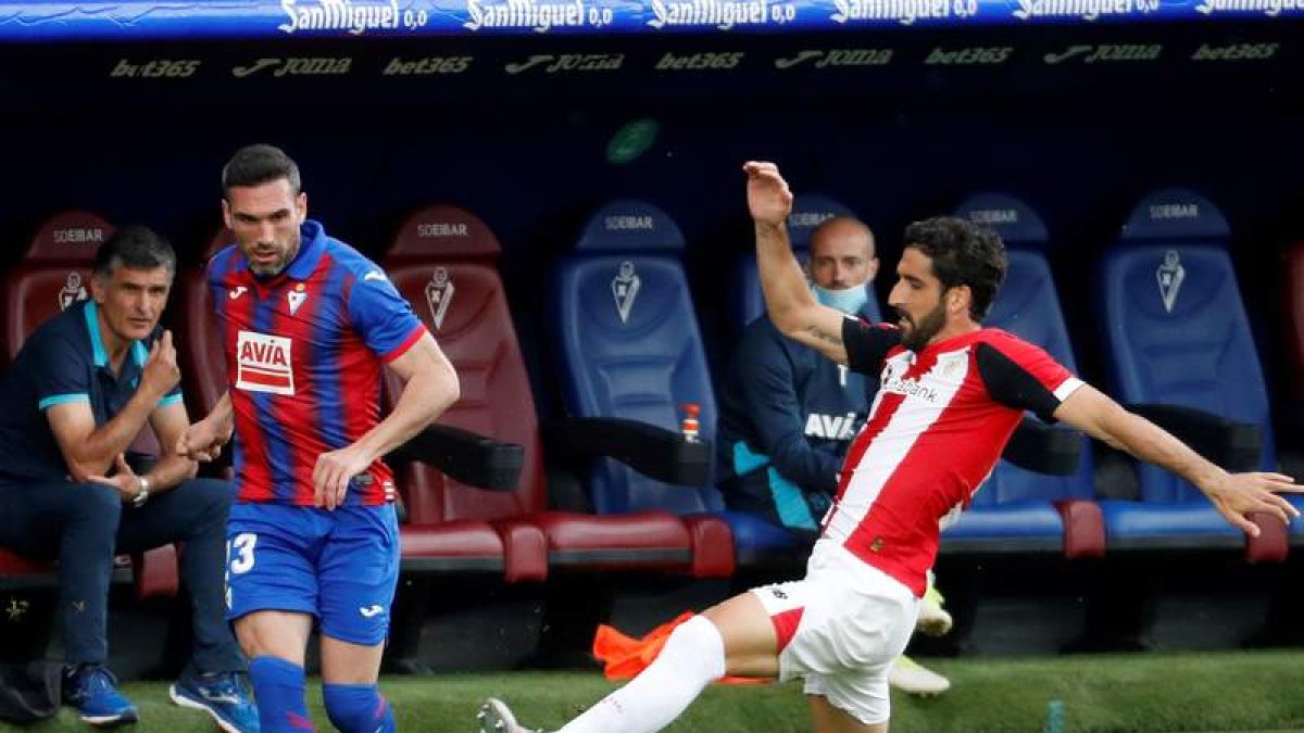 El derbi entre Eibar y Athletic se quedó en un empate que no contenta a ninguno. JAVIER ETXEZARRETA