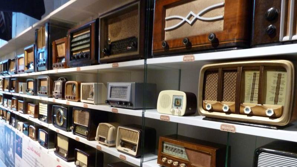 La muestra de radios antiguas con 200 piezas.