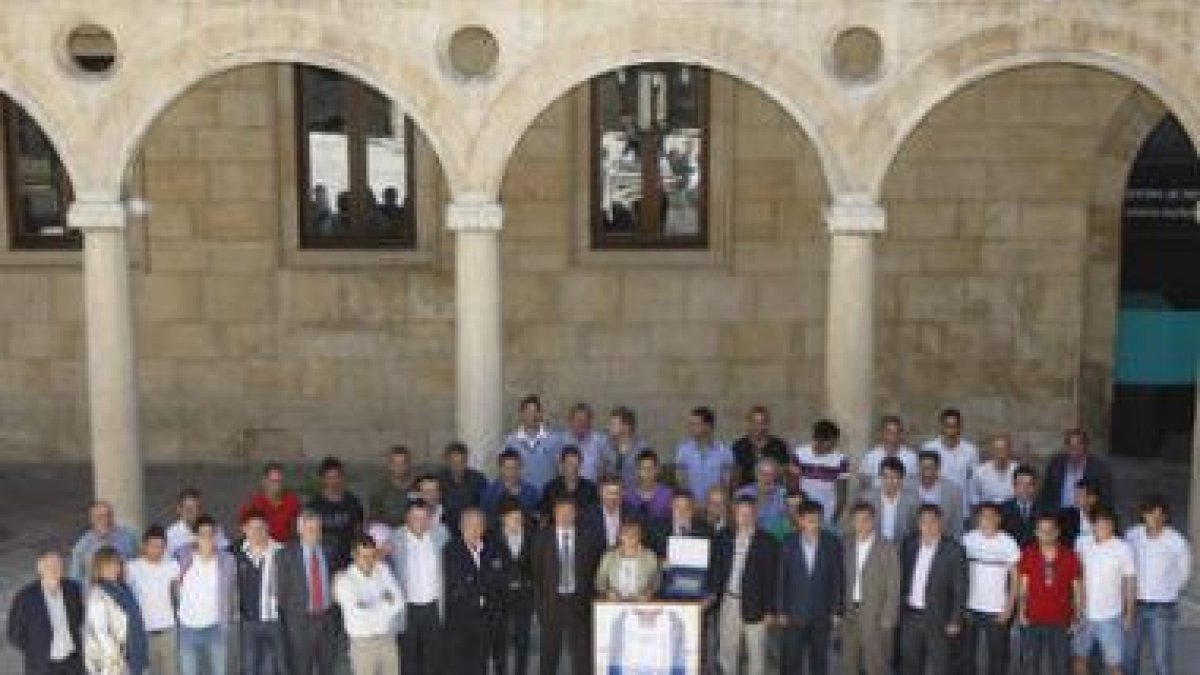 El plantel fue recibido por los representantes políticos de la máxima entidad provincial.