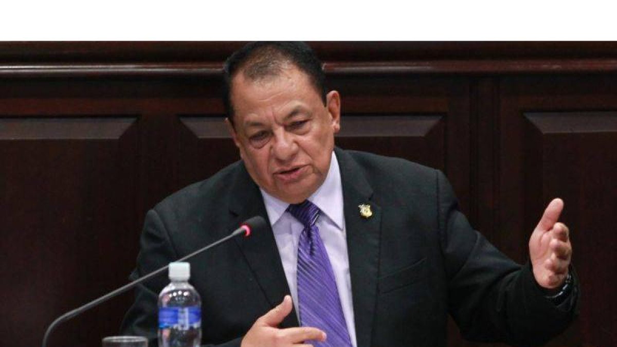 El fiscal general de Honduras, Luis Rubí, habla durante una comparecencia en el Parlamento de Honduras en Tegucigalpa.