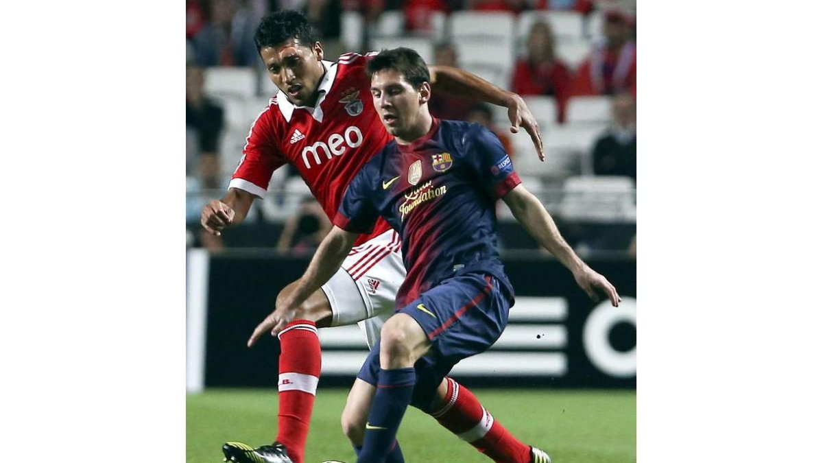 Messi, a la derecha, es duda esta noche ante el Deportivo.