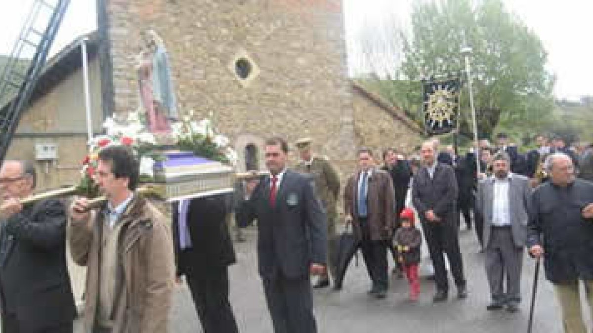La procesión se inició al terminar la misa y discurrió hasta la ermita de la Vera Cruz.
