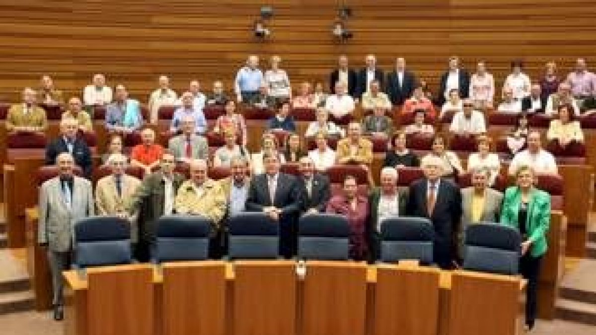 El presidente de las Cortes posó con los miembros de las casas regionales en el hemiciclo