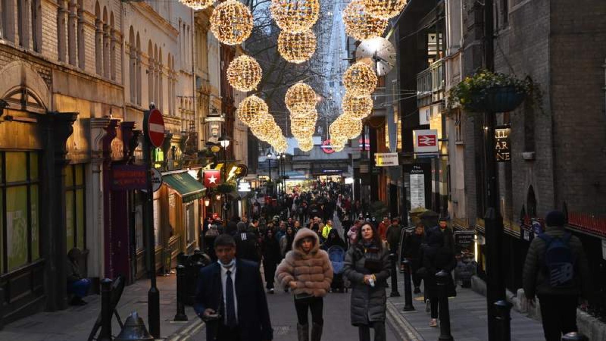 Personas sin mascarillas por Londres. FACUNDO ARRIZABALETA