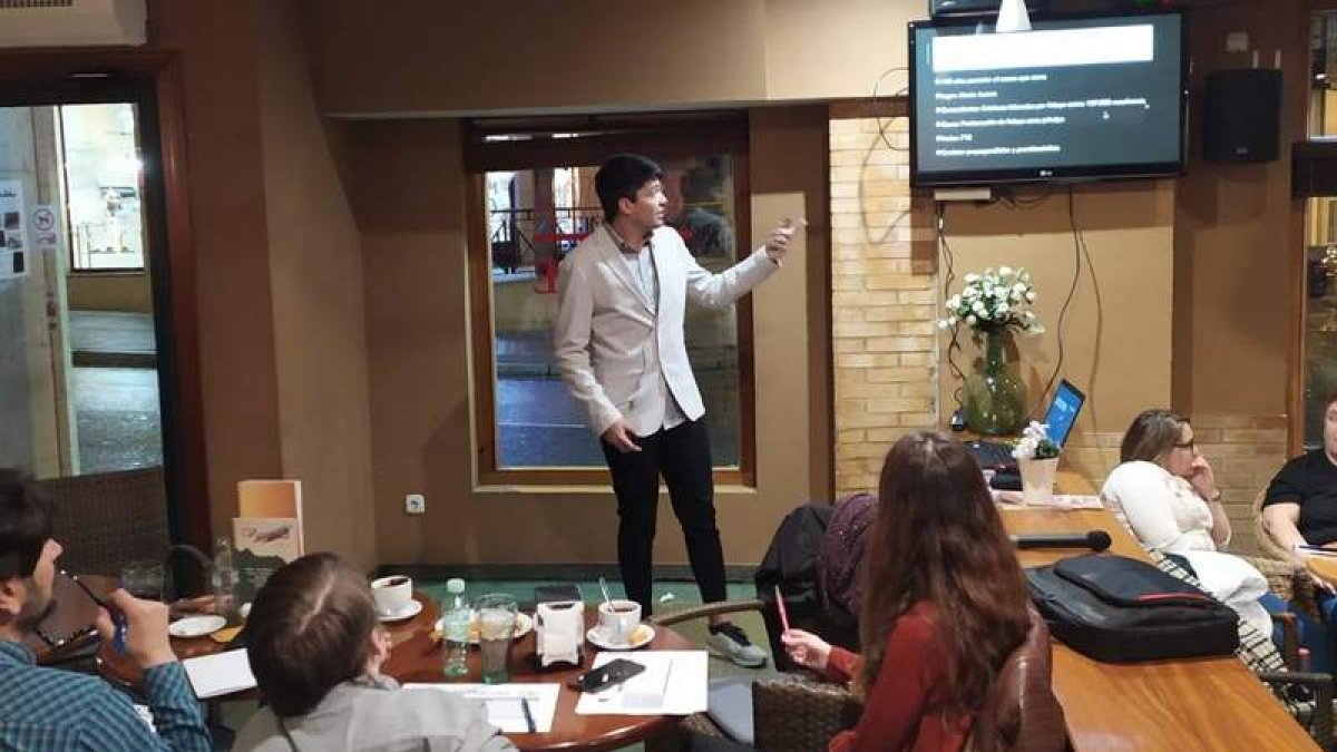 Las charlas abandonan los bares por la pandemia, pero Con Ciencia Té no renuncia a la actividad divulgativa. dl