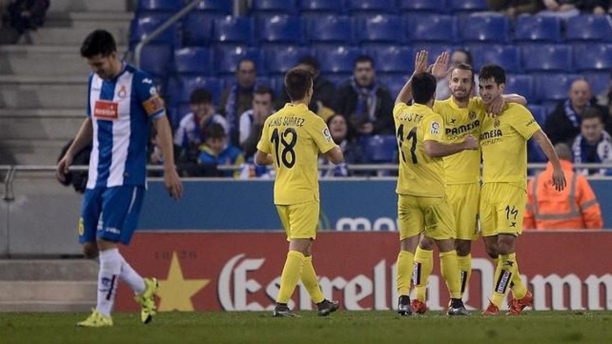 Los jugadores del Villarreal felicitan a Trigueros por su gol al Espanyol en Cornellà.