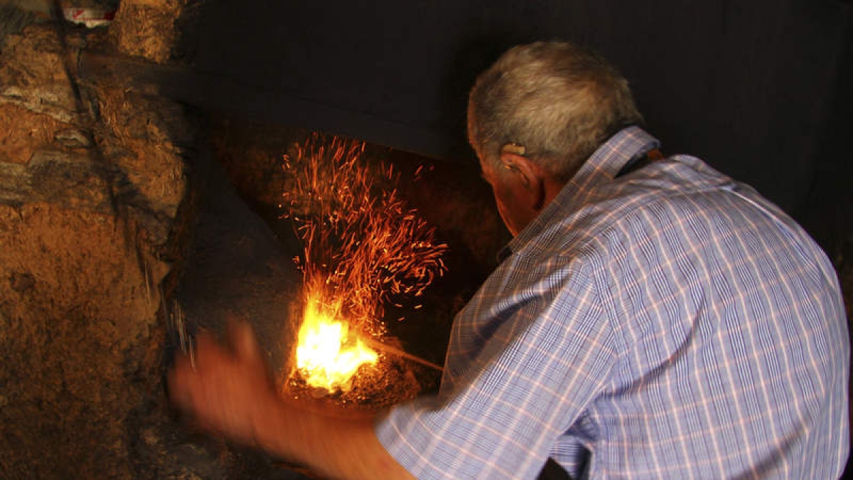 José Ares, el herrero de Valdespino, sigue afanándose en su trabajo en la fragua a pesar de llevar sesenta años junto al fuego.