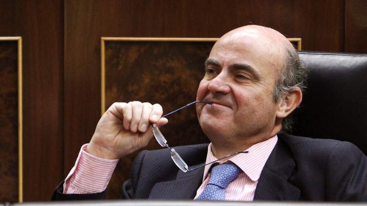 El ministro de Economía, Luis de Guindos, en el pleno del Congreso.