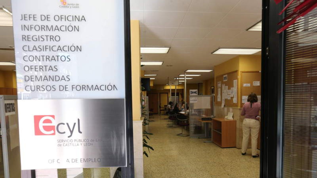 Oficina del servicio público de empleo en Ponferrada. L. DE LA MATA
