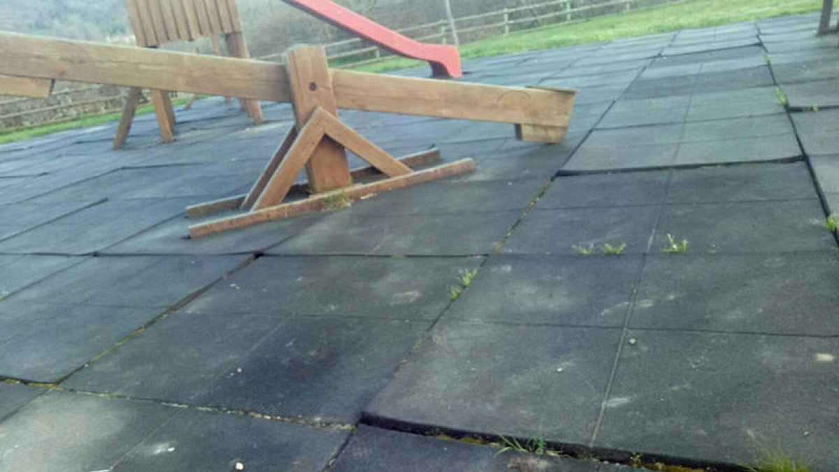 En la imagen se aprecio el estado, en este caso del suelo, de los parques infantiles. ARAUJO