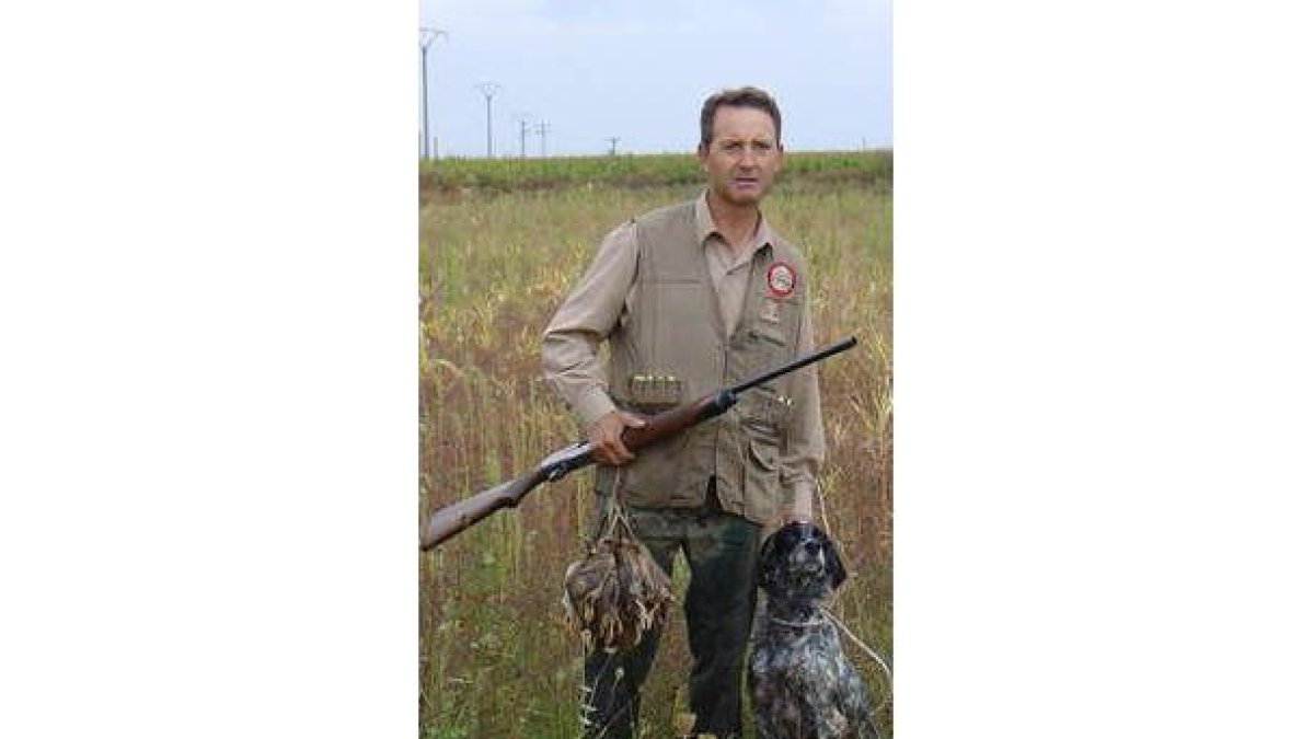 Un cazador participa en la media veda de Laguna de Negrillos.