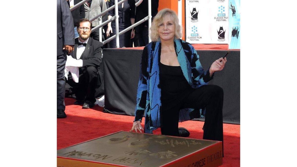 Kim Novak, tras dejar sus huellas en el cemento en Hollywood.