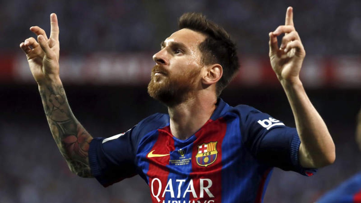 La plantilla del FC Barcelona celebró en el césped del Calderón su nuevo título copero. Iniesta recogió de manos del rey el trofeo de campeones. JUANJO MARTÍN/NARANJO