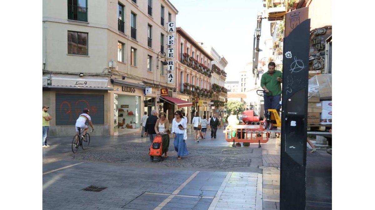 Señal ubicada en la esquina de la calle Ancha con Cervantes.