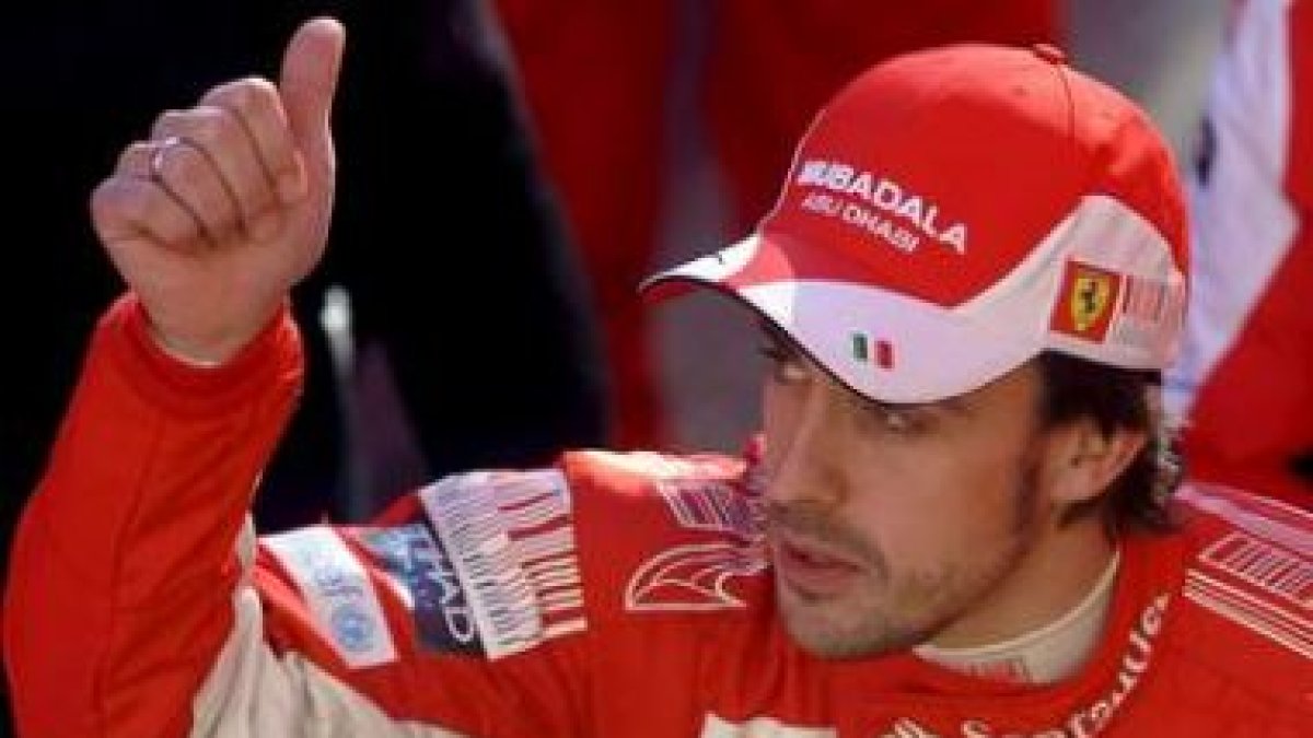 Fernando Alonso, saluda a su llegada a los entrenamientos llevados a cabo ayer en Cheste.