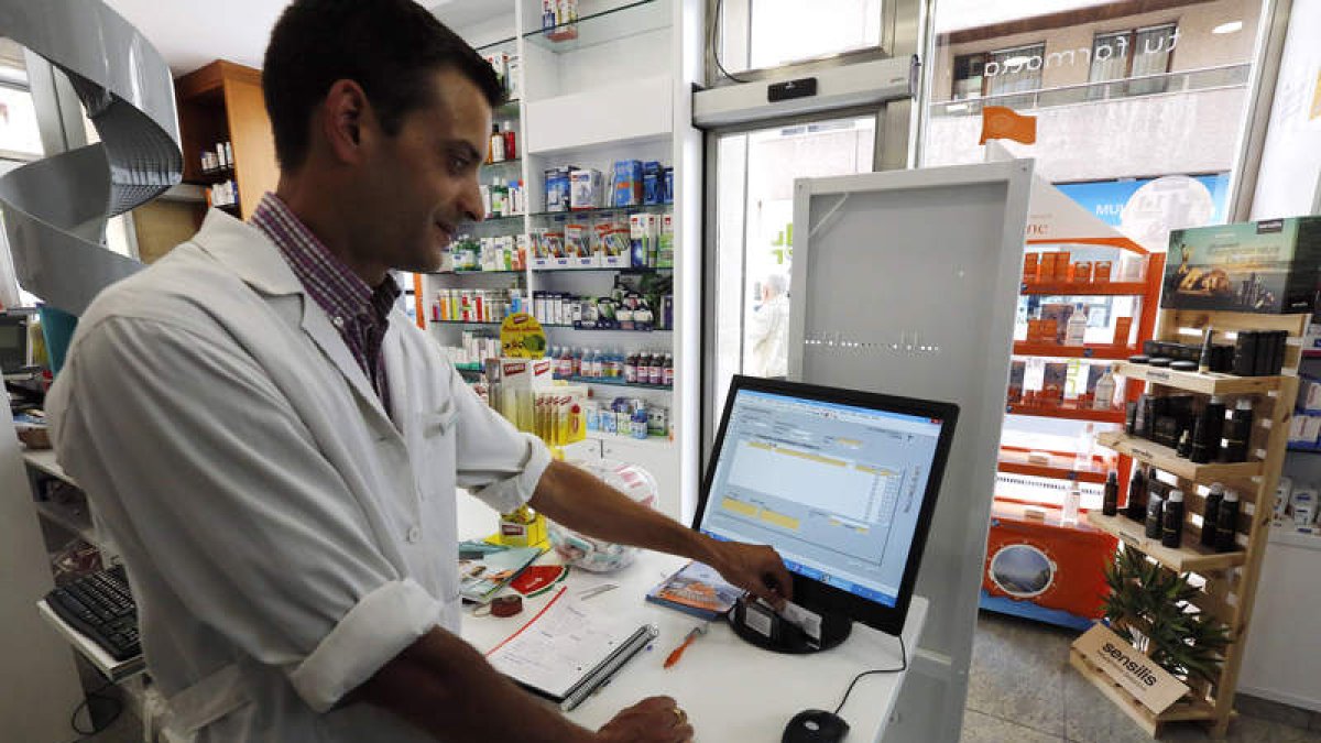 Las farmacias de la provincia han dispensado más de tres millones de recetas electrónicas en seis meses. MARCIANO PÉREZ