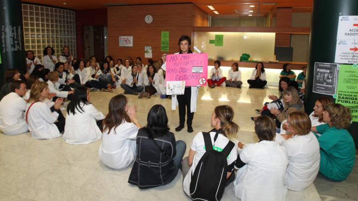 Las enfermeras en el vestíbulo del Hospital; la huelga paralizó el hospital leonés.