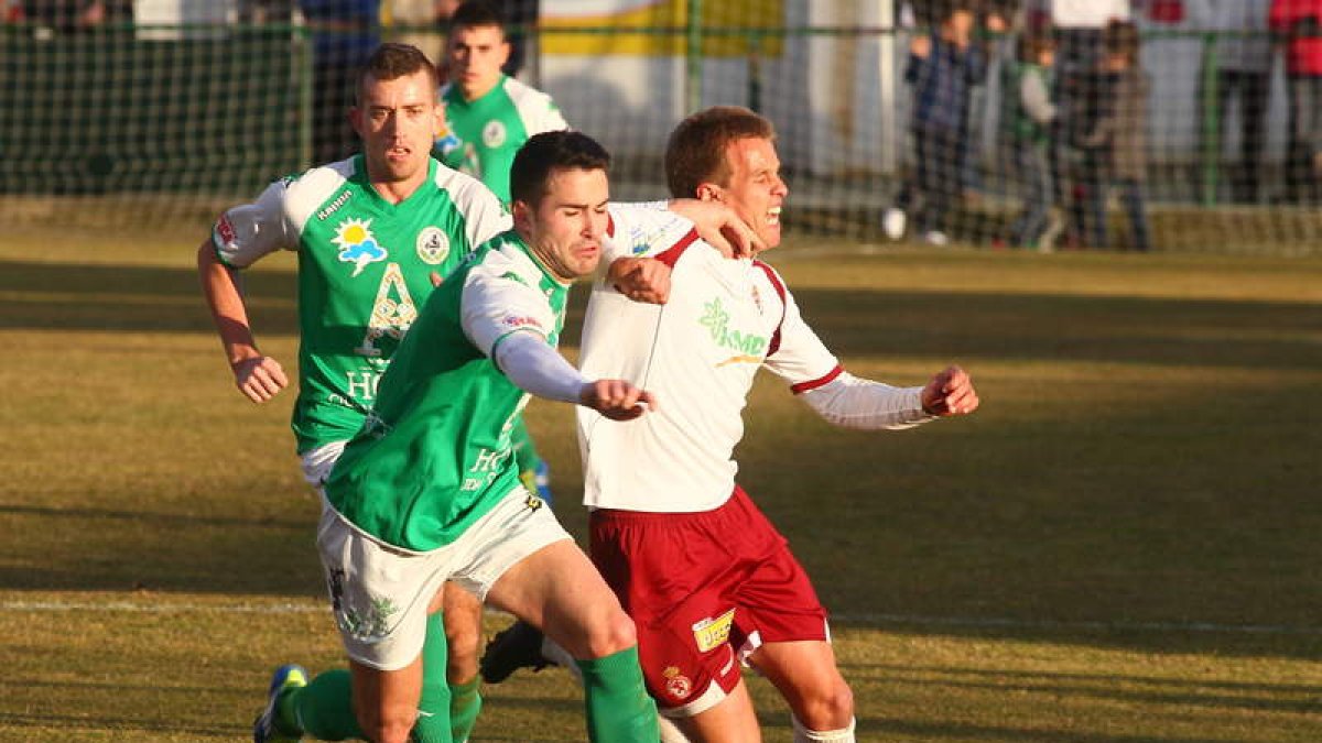 Víctor, a la izquierda, será baja esta tarde por sanción.