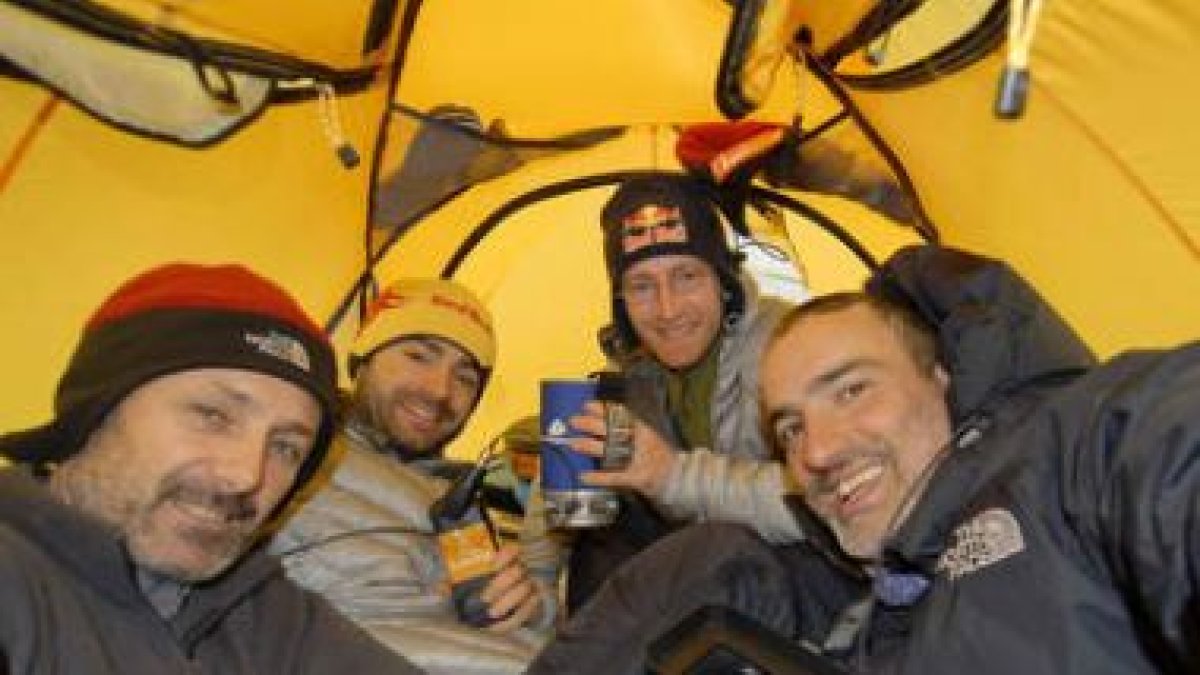 Los hermanos Pou con el resto del equipo Zeruak Peak.