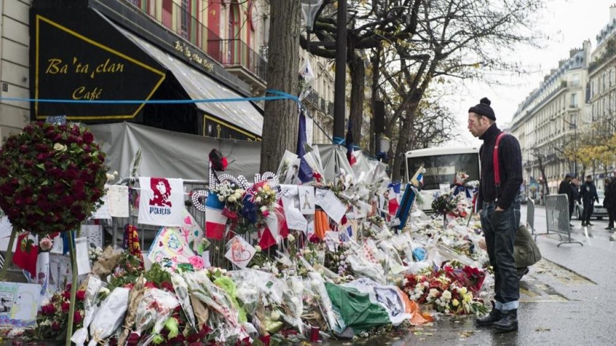Imagen de la entrada de la sala de conciertos parisina Bataclán, tras el atentado terrorista, en el 2015.