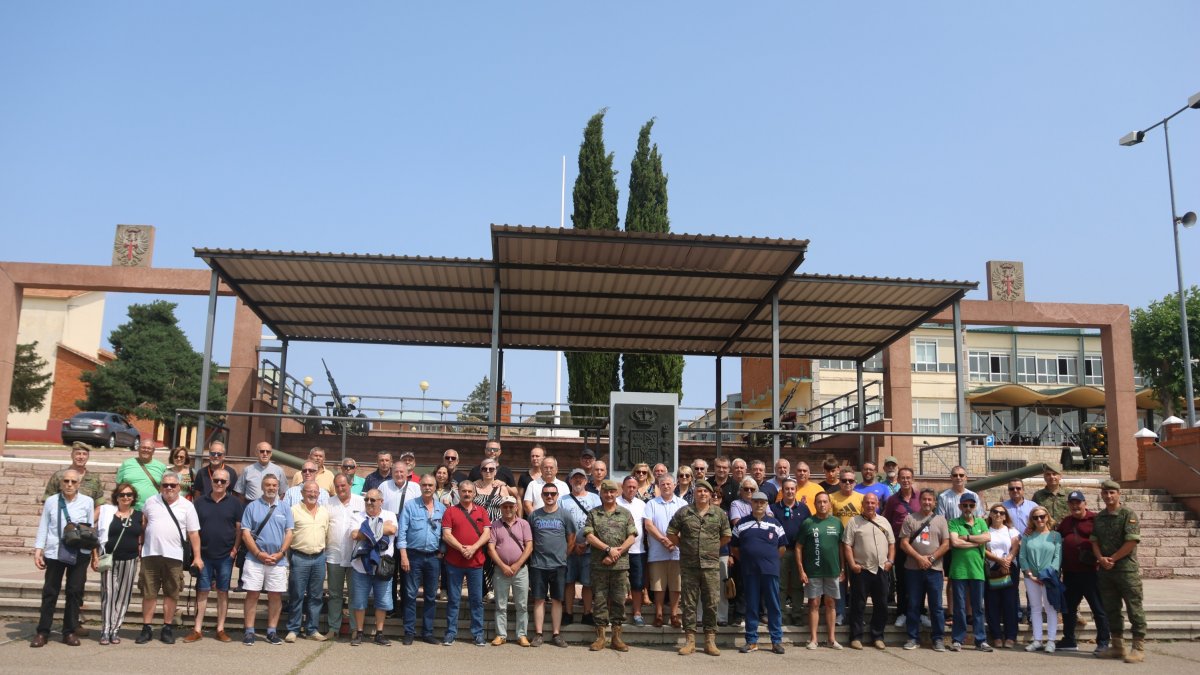 Foto de familia de los reclutas en la plaza de armas de Conde de Gazola. DL